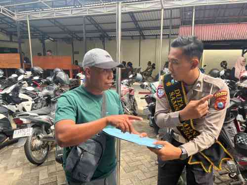 Ramai di Pinggir Jalan Tuban, Warga Kaget Polantas Tuban Justru Layani Urusan SIM dan STNK
