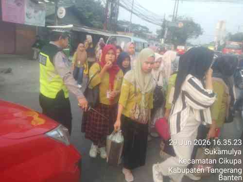 Aiptu Sapudin Hadir Atur Lalu Lintas Sore, Arus Kendaraan di Pertigaan Columbus Cikupa Tetap Lancar
