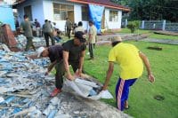 Jum’at Berkah Penuh Pahala, Personil Kodim 1505/Tidore Bersama Warga Bersihkan Puing Atap Masjid