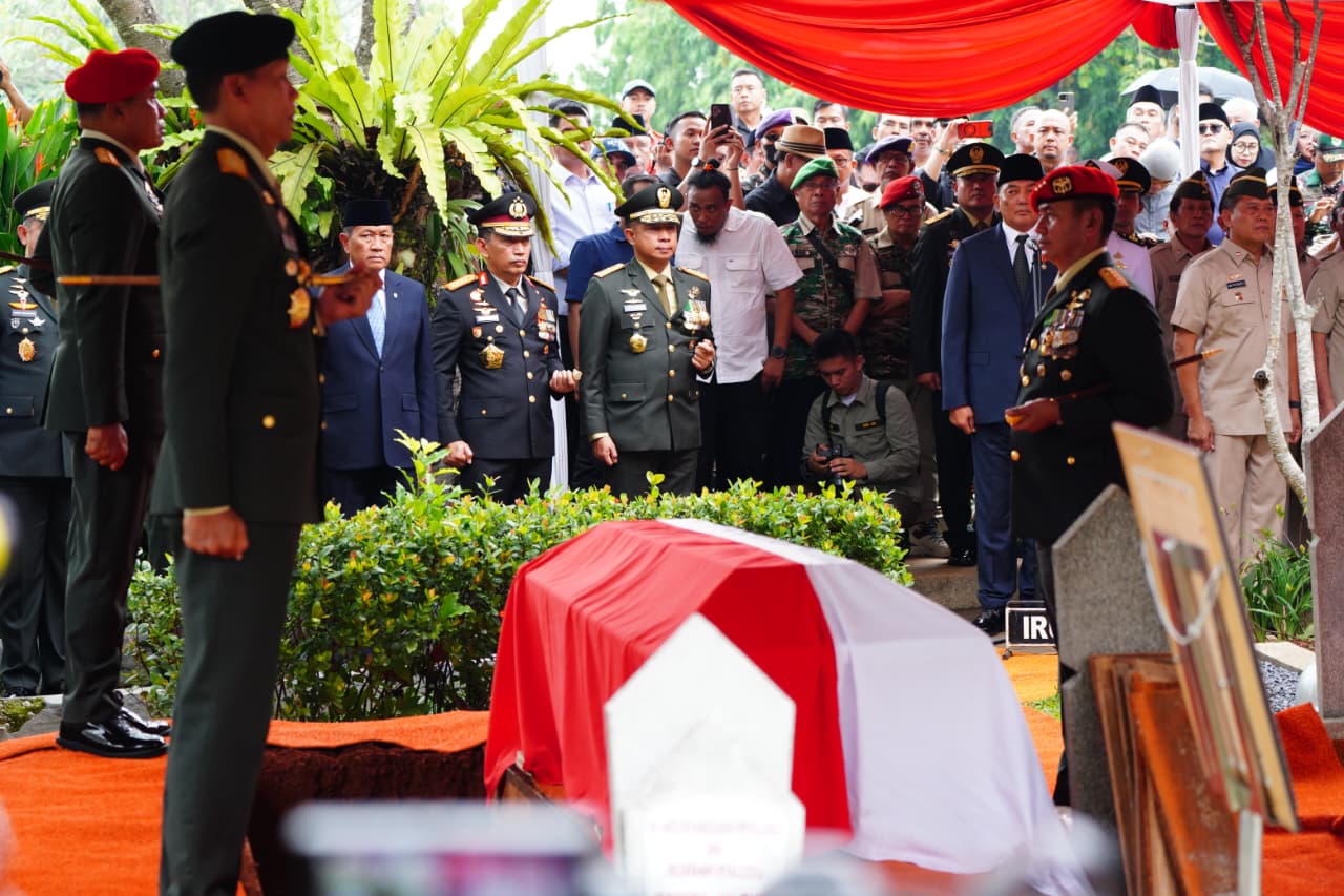 WhatsApp Image 2026-06-01 at 18.25.13 (2) Panglima TNI Hadiri Upacara Pemakaman Jenderal TNI (Purn) Ryamizard Ryacudu