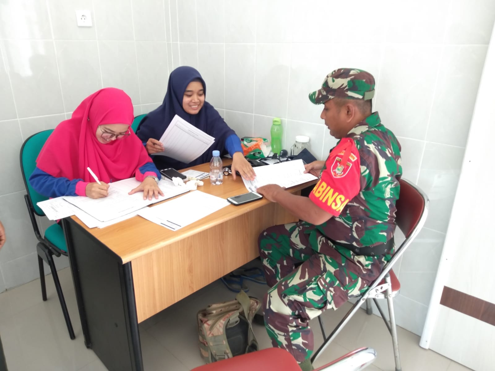 Dalam kegiatan komsos bersama petugas kesehatan Puskesmas, Babinsa juga melakukan pemeriksaan kesehatan
