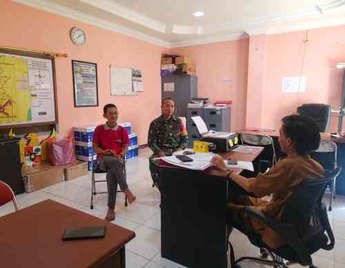 Babinsa Aktif Lakukan Komsos Dengan Staf Desa Demi Terciptanya Kamtibmas