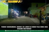 Pererat Kebersamaan, Babinsa Loa Janan Ulu Nobar Piala Dunia 2026 Bersama Masyarakat