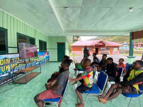 Lewat Nobar Piala Dunia 2026, Kodim 1714/Puncak Jaya Perkuat Silaturahmi dengan Warga