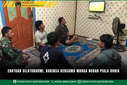 foto website (38) Eratkan Silaturahmi, Babinsa Bersama Warga Nobar Piala Dunia