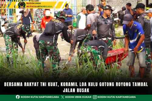 foto website (5) Bersama Rakyat TNI Kuat, Koramil Loa Kulu Gotong Royong Tambal Jalan Rusak
