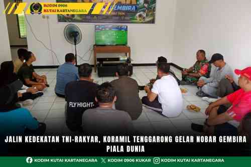 foto website(3) Jalin Kedekatan TNI-Rakyar, Koramil Tenggarong Gelar Nobar Gembira Piala Dunia