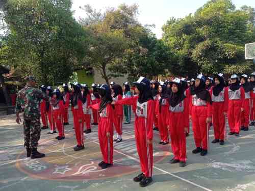 03 Tumbuhkan Disiplin Dan Jiwa Korsa Sejak Dini, Babinsa Plosokerep Latih PBB Siswa Baru SMPN 8 Blitar