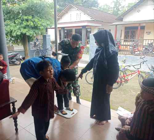 03 Cegah Stunting Sejak Dini, Babinsa Sertu Yhoni Dampingi Kegiatan Posyandu Di Dusun Gangsri
