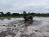 Perrcepat Masa Tanam, Babinsa Sumberingin Kopda Nizar Dampingi Petani Membajak Sawah