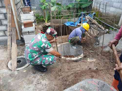 Wujudkan Lingkungan Sehat, Serda Eko Prayitno Bersama Warga Bangun MCK Untuk Keluarga Bapak Saiful