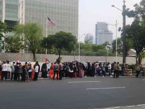IMG-20260703-WA0062 AWG Kembali Kepung Depan Kedubes AS dengan Aksi Damai, Soroti 1.000 Hari Konflik dan Krisis Kemanusiaan Gaza