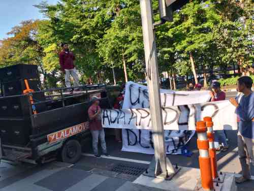 IMG-20260703-WA0072 Demo di Surabaya, Massa Pertanyakan Penanganan Dugaan Korupsi Perizinan di Lingkungan ESDM