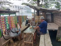Bhabinkamtibmas Desa Sukadamai Sambangi Warung Warga, Perkuat Kedekatan dan Sampaikan Pesan Kamtibmas