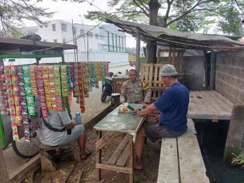IMG-20260706-WA0053 Bhabinkamtibmas Desa Sukadamai Sambangi Warung Warga, Perkuat Kedekatan dan Sampaikan Pesan Kamtibmas