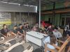 Bhabinkamtibmas Desa Pasir Jaya Sambangi Pos Kamling, Perkuat Sinergi Warga Jaga Keamanan Lingkungan