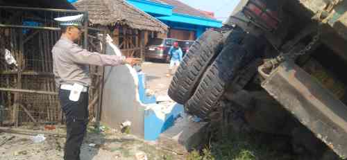 IMG-20260706-WA0105 Kanit Lantas Polsek Cikupa Pimpin Evakuasi Truk Tabrak Warung dan Pagar Rumah di Jalan Raya Serang