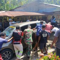 Aksi Cepat Babinsa Kodim 1505/Tidore Bersama Warga Evakuasi Mobil Kecelakaan