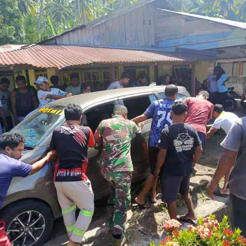 Aksi Cepat Babinsa Kodim 1505/Tidore Bersama Warga Evakuasi Mobil Kecelakaan