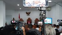 Pendukung Roy Suryo Sampaikan Aspirasi di Depan PN Jakarta Selatan, Situasi Tetap Kondusif
