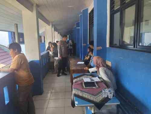 IMG-20260708-WA0036 Bhabinkamtibmas Kelurahan Sukamulya Pantau Masa Pengenalan Murid Baru di SMPN 2 Cikupa