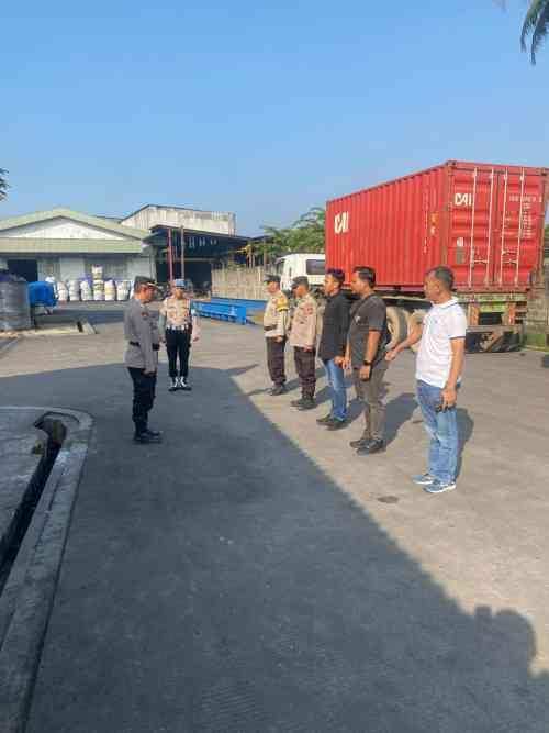 IMG-20260708-WA0039 Kanit Samapta Polsek Cikupa Pimpin Apel Pengamanan Aksi Buruh PT Doga Group Internasional, Tekankan Pendekatan Humanis