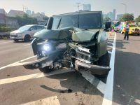 Mobil Dinas TNI AD Tergelincir hingga Hantam Tiang di Kawasan Senayan