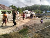 Dekat dengan Rakyat, Babinsa Koramil 1505-02/Wasile Terus Tebar Manfaat di Desa Binaan