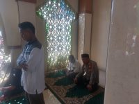 Wakapolsek Cikupa Bersama Kanit Binmas dan Bhabinkamtibmas Laksanakan Sholat Jumat Keliling, Perkuat Silaturahmi dengan Jamaah