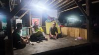 Bhabinkamtibmas Desa Bojong Sambangi Pos Satkamling, Perkuat Sinergi dan Sosialisasikan Call Center 110