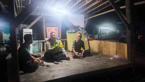 IMG-20260712-WA0004 Bhabinkamtibmas Desa Bojong Sambangi Pos Satkamling, Perkuat Sinergi dan Sosialisasikan Call Center 110