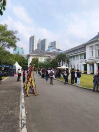 Puluhan Mahasiswa Ikuti Mimbar Bebas Salemba Berseru, BEM UI Soroti Ruang Demokrasi