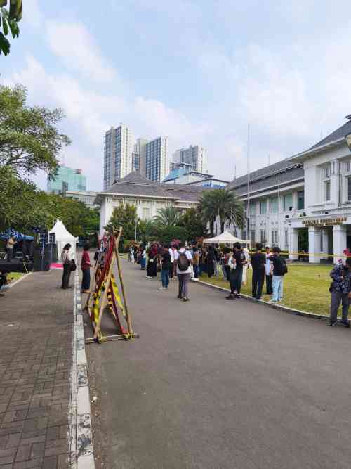 Puluhan Mahasiswa Ikuti Mimbar Bebas Salemba Berseru, BEM UI Soroti Ruang Demokrasi