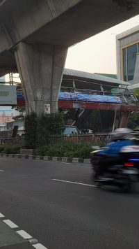 Tidak Ada Korban Jiwa, JPO Kapten Tendean Rusak Berat Akibat Tabrakan Truk Crane