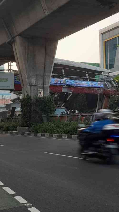 Tidak Ada Korban Jiwa, JPO Kapten Tendean Rusak Berat Akibat Tabrakan Truk Crane