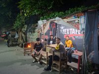 Bhabinkamtibmas Desa Cikupa Sambangi Pos Satkamling, Perkuat Sinergi dan Sosialisasikan Layanan Call Center 110