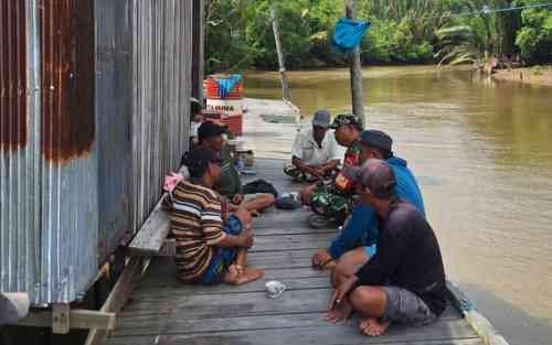 WhatsApp Image 2026-07-01 at 20.32.13 Babinsa Koramil 0908-02/Muara Badak Pererat Silaturahmi Melalui Komsos Bersama Warga Pesisir