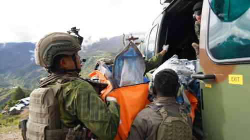 WhatsApp Image 2026-07-03 at 09.15.31 Koops TNI Habema Berhasil Evakuasi Pilot PT AMA Air Melalui Operasi Khusus dan SAR Taktis