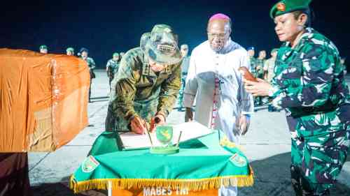 WhatsApp Image 2026-07-04 at 14.38.05 Penghormatan Terakhir bagi Pilot PT AMA, Pangkogabwilhan III Kawal Penyerahan Jenazah di Lanud Silas Papare