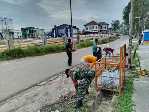WhatsApp Image 2026-07-04 at 17.03.52 Aksi Nyata Babinsa Kelurahan Satimpo, Jaga Kebersihan Lingkungan Melalui Kerja Bakti