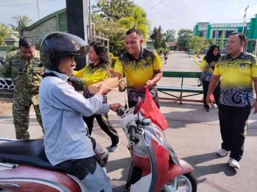 Jum'at Berkah, Kodim 0908/Bontang Perkuat Kemanunggalan TNI dengan Rakyat Melalui Aksi Berbagi