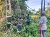 Aksi Nyata Babinsa, Gotong Royong Bersihkan Lingkungan dan Perbaiki Lampu Jalan di Desa Kersik