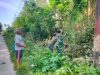 Aksi Nyata Babinsa, Gotong Royong Bersihkan Lingkungan dan Perbaiki Lampu Jalan di Desa Kersik
