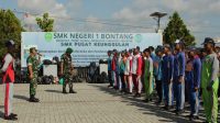 Tanamkan Disiplin Sejak Dini, Personel Kodim 0908/Bontang Bekali Siswa Baru SMKN 1 Bontang dengan Materi PBB