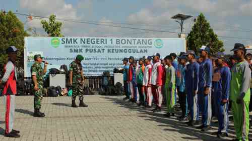 Tanamkan Disiplin Sejak Dini, Personel Kodim 0908/Bontang Bekali Siswa Baru SMKN 1 Bontang dengan Materi PBB