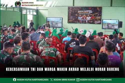 Kebersamaan TNI Dan Warga Makin Akrab Melalui Nobar Bareng