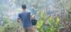 Aksi Cepat Babinsa Posramil Selopuro Bersama Warga Padamkan Kebakaran Lahan Bambu Di Blitar