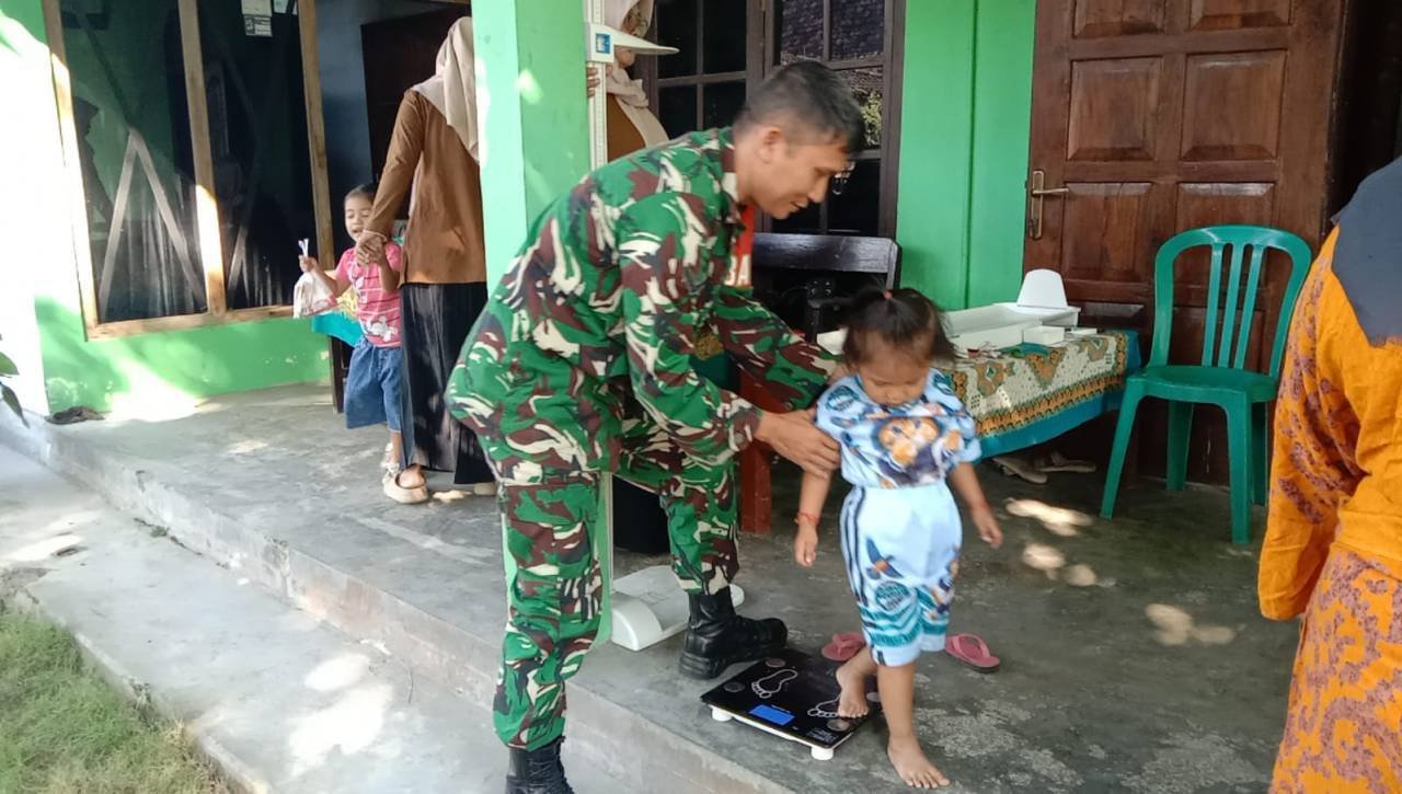 04 Tingkatkan Kesehatan Anak Dan Cegah Stunting, Serda Fiyan Setyadi Dampingi Posyandu ILP Di Desa Kebon Agung