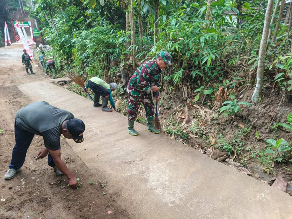 04 Ciptakan Lingkungan Bersih dan Sehat, Serda Suhartono Bersama Warga Banggle Gelar Kerja Bakti