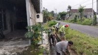 Perlancar Pasokan Air Sawah, Kopka Slamet Prasetiyo Bersama Poktan Rukun Makmur 1 Bersihkan Parit Irigasi